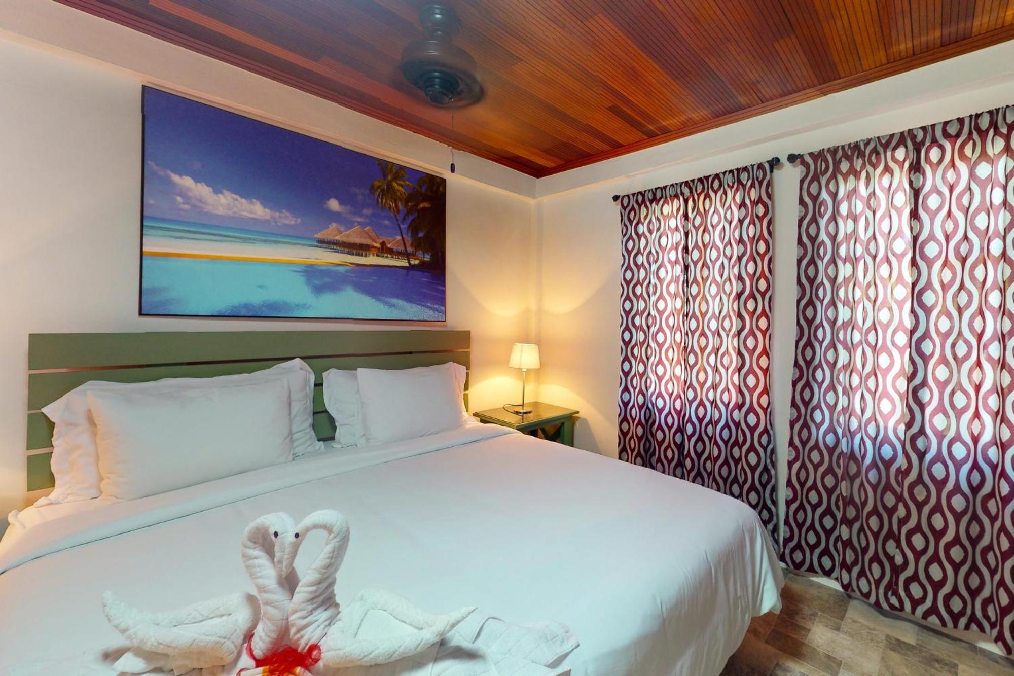 Hummingbird Home Suites San Pedro  Rom bilde